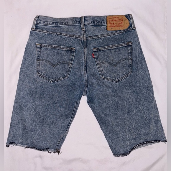 Levi’s Size 34 Medium Wash 501 Button Fly Hemmed 11” Jean Shorts PC9-34513-0069 - Picture 8 of 10